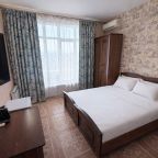 Семейный (Улучшенный 4-х местный номер с балконом и видом на горы и бассейн), Гостевой дом Аида на Православной