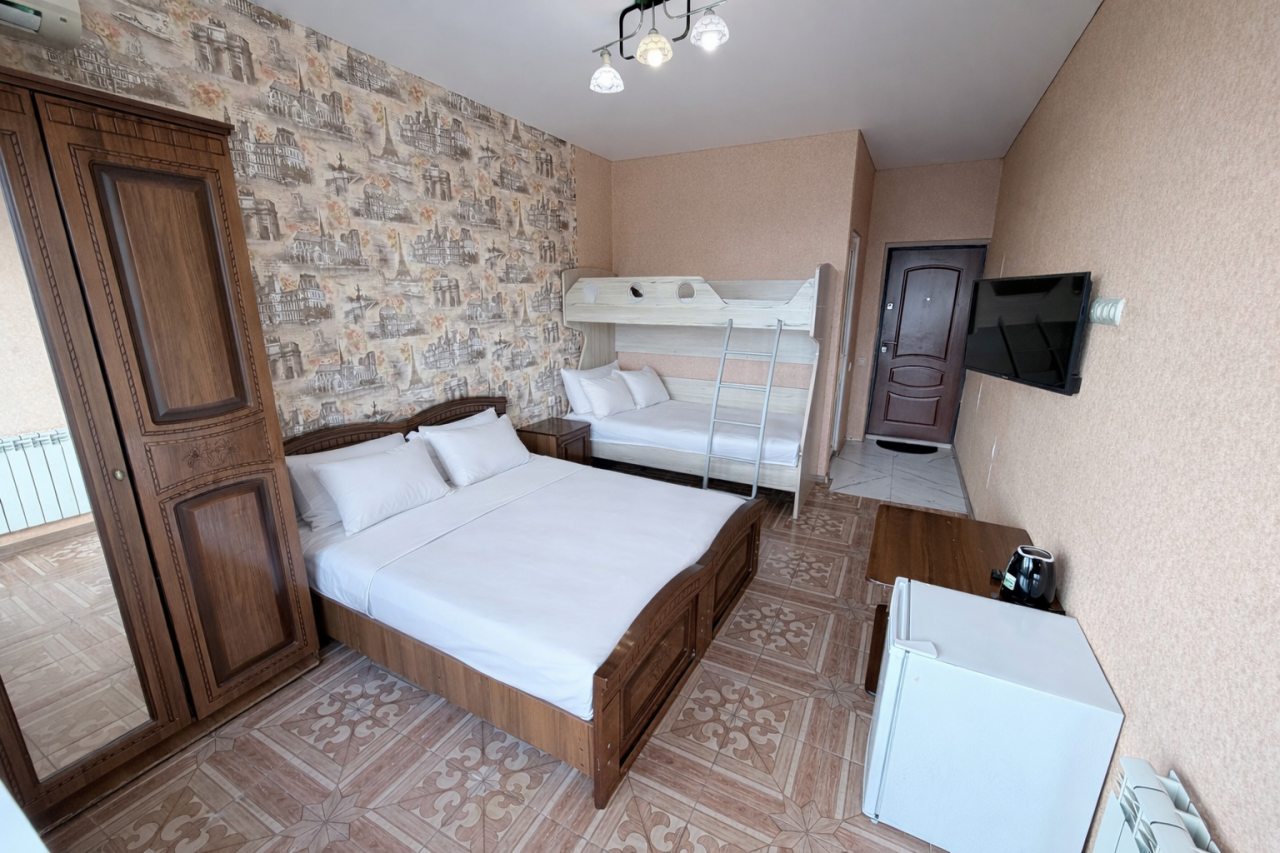 Семейный (Улучшенный 4-х местный номер с балконом и видом на горы и бассейн), Гостевой дом Аида на Православной