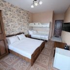 Семейный (Улучшенный 4-х местный номер с балконом и видом на горы и бассейн), Гостевой дом Аида на Православной