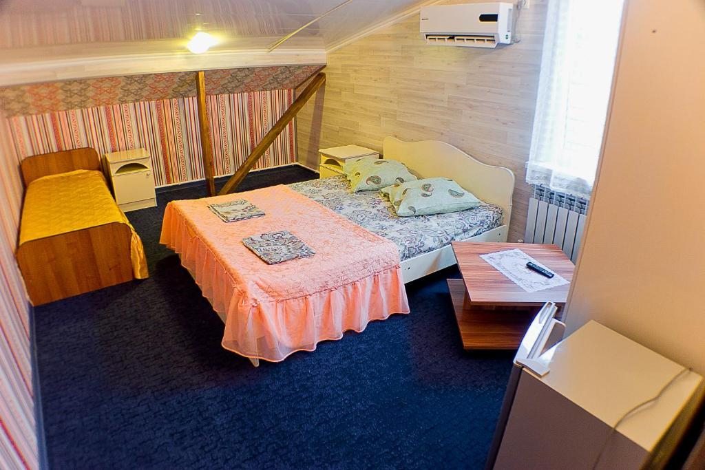 Двухместный (Двухместный номер с 1 двуспальной кроватью и дополнительной кроватью) гостевого дома на улице Шевченко, Анапа