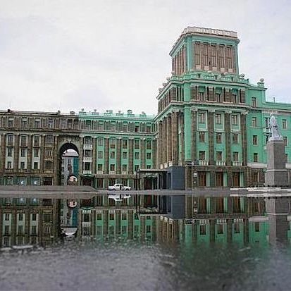 В каком городе памятник стулу