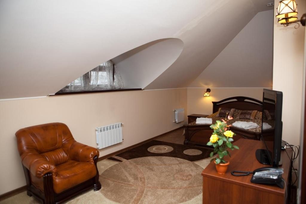 Сьюит (Двухместный номер с двуспальной кроватью и дополнительной кроватью) гостевого дома Бурлак, Рыбинск