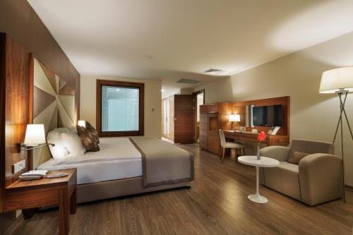 Сьюит (Суперлюкс с видом на море) курортного отеля Nirvana Lagoon Villas Suites & Spa, Бельдиби