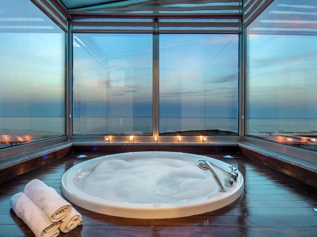 Сьюит (Люкс с кроватью размера «king-size» и гидромассажной ванной) курортного отеля Rixos Sungate, Бельдиби