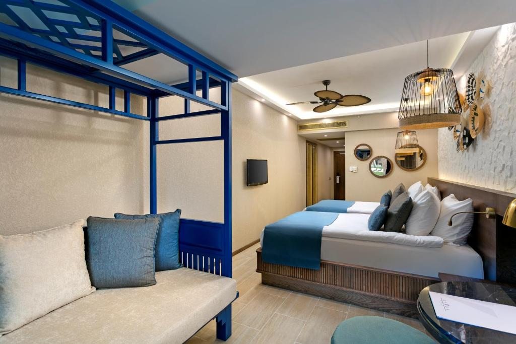 Сьюит (Семейный люкс с террасой) курортного отеля Rixos Sungate, Бельдиби