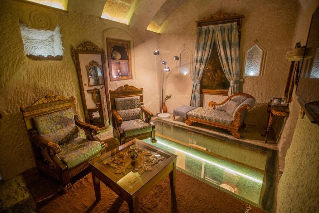 Сьюит (Люкс с кроватью размера «king-size» и гидромассажной ванной) отеля Hermes Cave Hotel, Учхисар