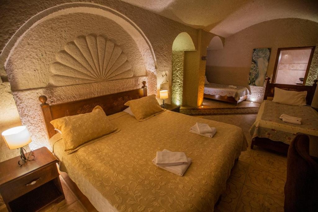 Трехместный (Семейный номер в пещере) отеля Hermes Cave Hotel, Учхисар