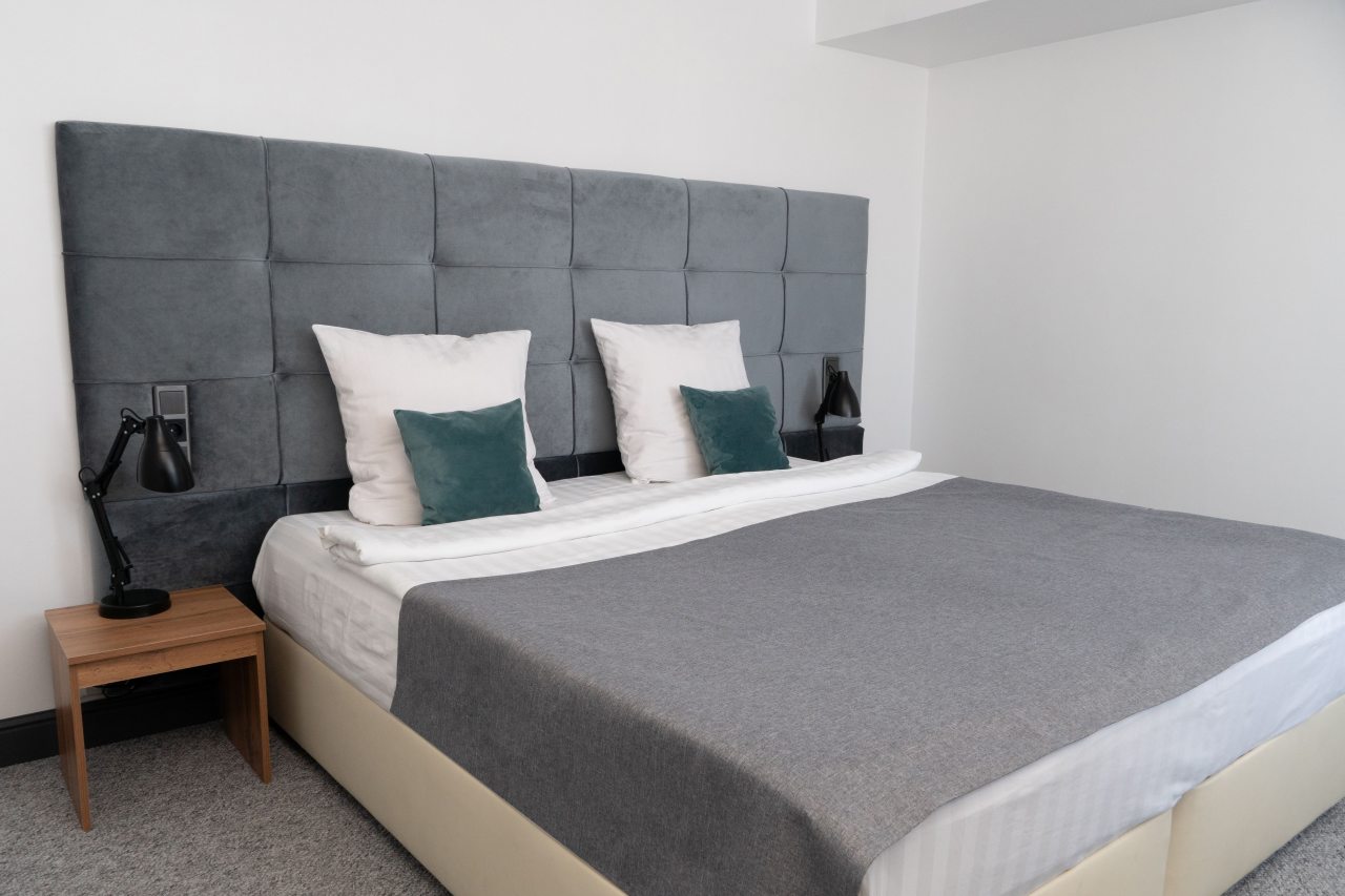 Комфортабельная кровать с ортопедическим матрасом