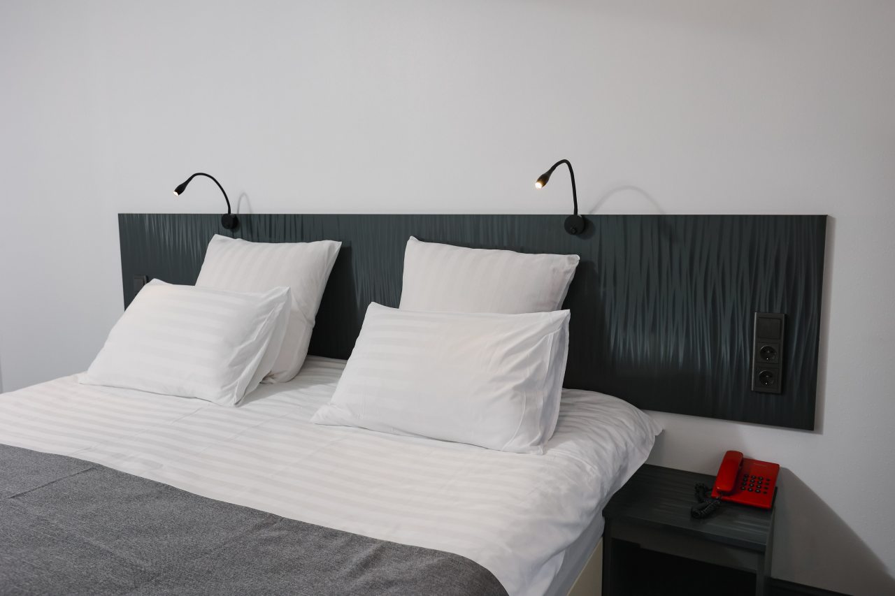 Комфортная кровать с ортопедическим матрасом