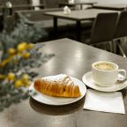 На завтрак кофе и круассан