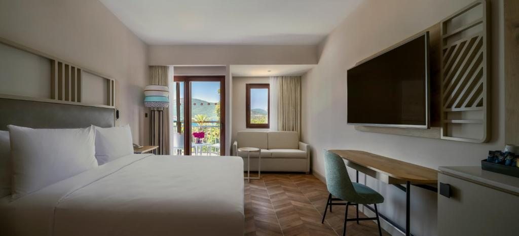 Трехместный (Номер с кроватью размера «king-size» и видом на море) курортного отеля Isil Club Bodrum, Торба