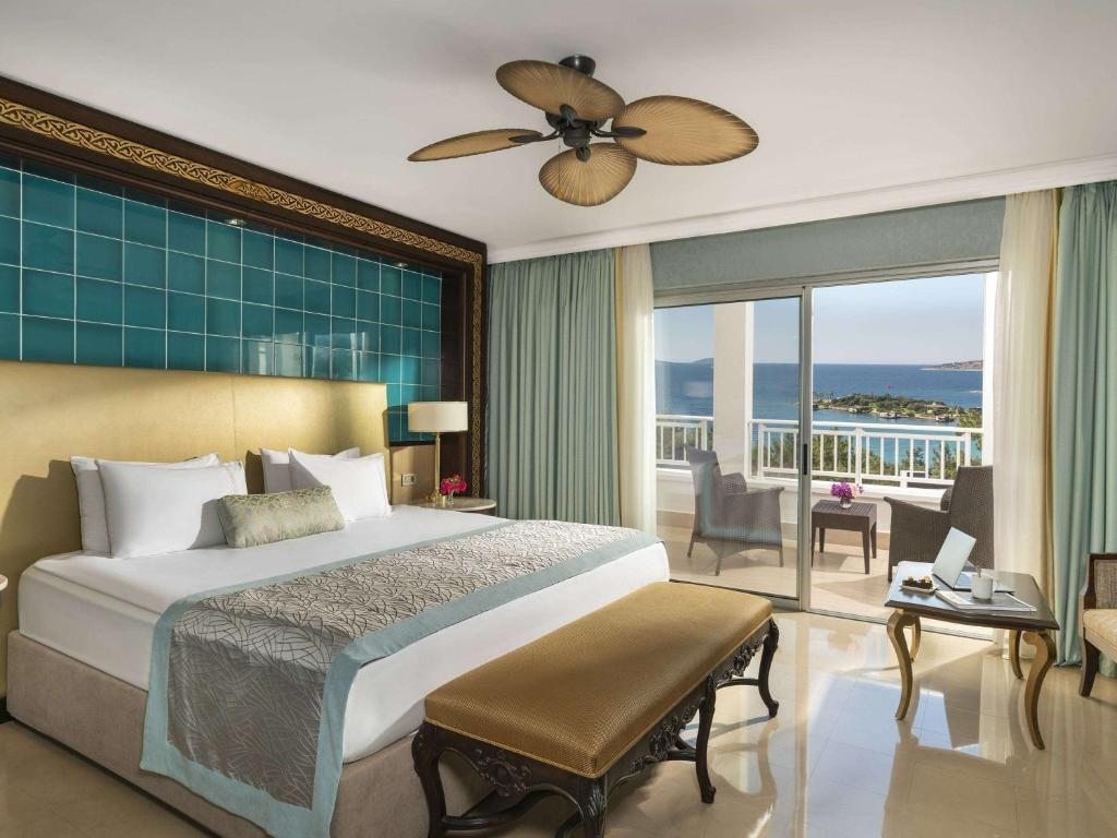 Трехместный (Номер Делюкс с видом на море) курортного отеля Rixos Premium Bodrum, Торба