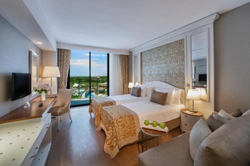 Двухместный (Стандартный двухместный номер с 1 кроватью и частичным видом на море (для 2 взрослых и 2 детей)) отеля Aska Lara Resort & Spa, Лара