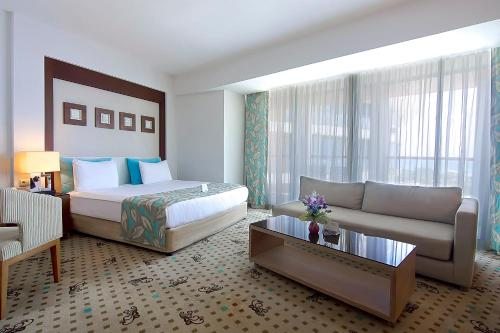 Двухместный (Стандартный двухместный номер с 1 кроватью (для 2 взрослых и 2 детей)) курортного отеля Baia Lara, Лара