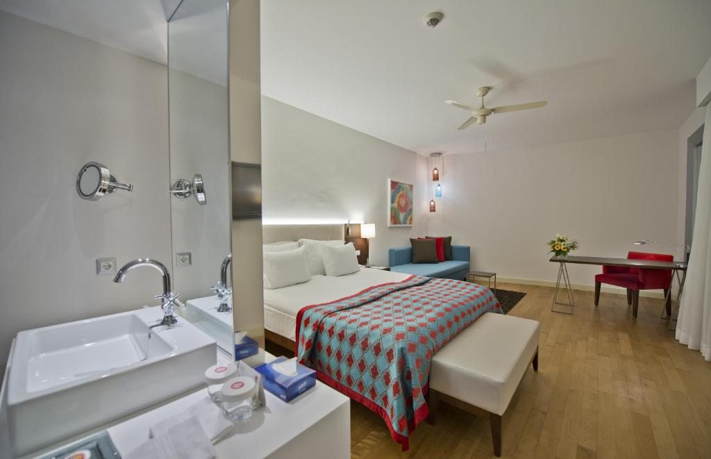 Сьюит (Угловой люкс с гидромассажной ванной, вид на море (для 3 взрослых)) курортного отеля Barut Lara, Лара