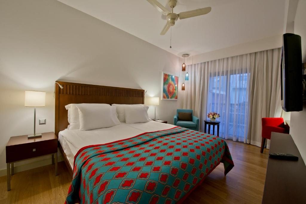 Двухместный (Улучшенный двухместный номер с 1 кроватью или 2 отдельными кроватями и видом на сад) курортного отеля Barut Lara, Лара