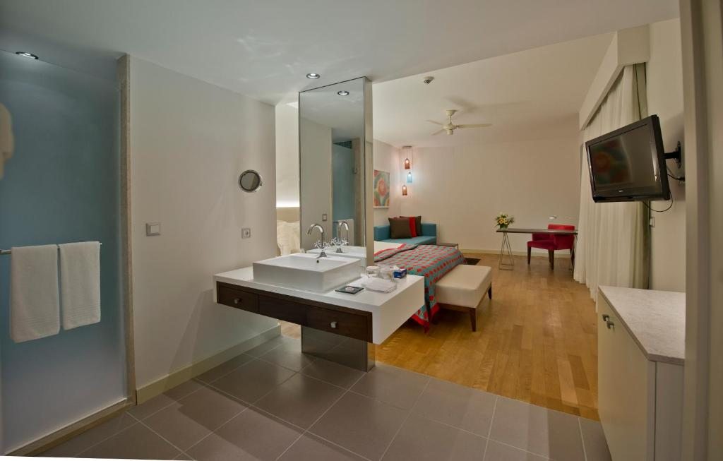 Сьюит (Угловой люкс с гидромассажной ванной, вид на море) курортного отеля Barut Lara, Лара