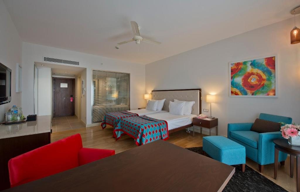 Трехместный (Трехместный номер Делюкс с боковым видом на море и видом на бассейн) курортного отеля Barut Lara, Лара