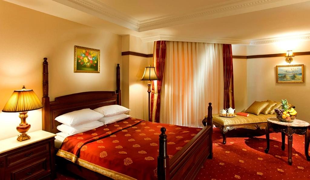 Двухместный (Стандартный двухместный номер с 1 двуспальной или 2 отдельными кроватями, вид на окрестности) курортного отеля Delphin Palace, Лара