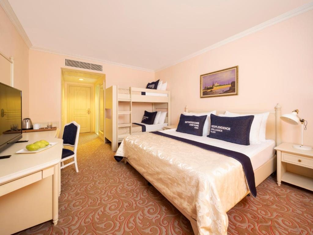 Двухместный (Двухместный номер с двуспальной кроватью и дополнительной кроватью) курортного отеля WOW Kremlin Palace, Лара