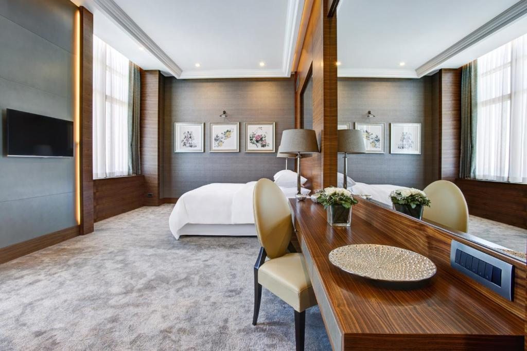 Двухместный (Президентский люкс с 1 кроватью размера «king-size» и 2 односпальными кроватями) отеля Sheraton Grand Samsun, Самсун