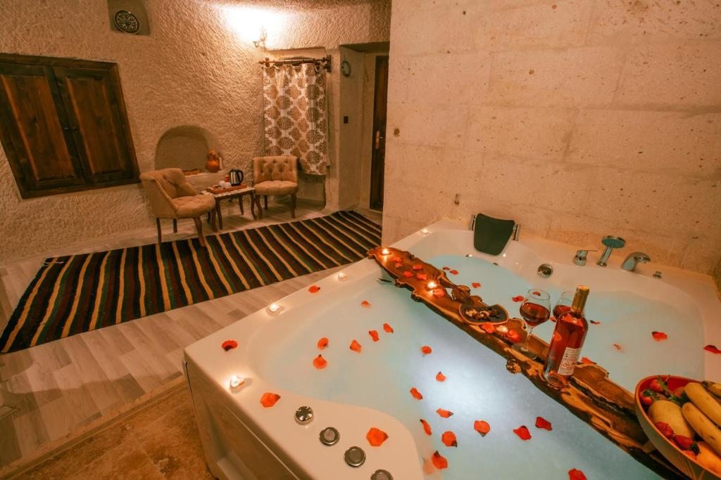 Сьюит (Люкс с кроватью размера «king-size» и гидромассажной ванной) отеля Cave Life Hotel, Гереме