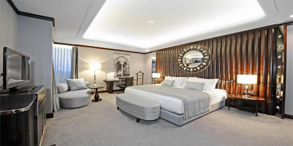 Двухместный (Клубный улучшенный номер с кроватью размера «king-size» - Для некурящих) отеля Crowne Plaza Bursa, Бурса