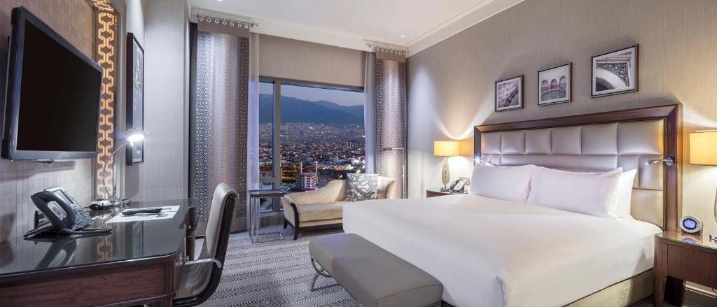 Трехместный (Представительский номер с кроватью размера «king-size» и правом посещения представительского лаунджа) отеля Hilton Bursa Convention Center & Spa, Бурса