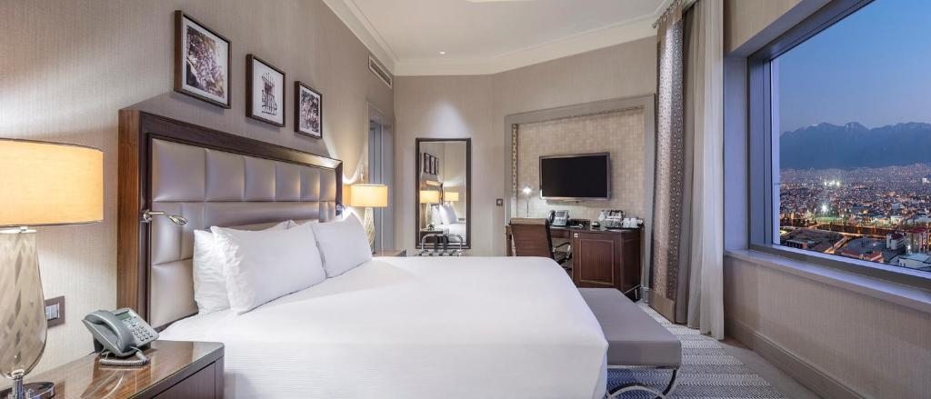Трехместный (Представительский угловой номер с кроватью размера «king-size» и правом посещения представительского лаунджа) отеля Hilton Bursa Convention Center & Spa, Бурса