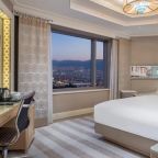 Трехместный (Угловой номер с кроватью размера «king-size»), Отель Hilton Bursa Convention Center & Spa