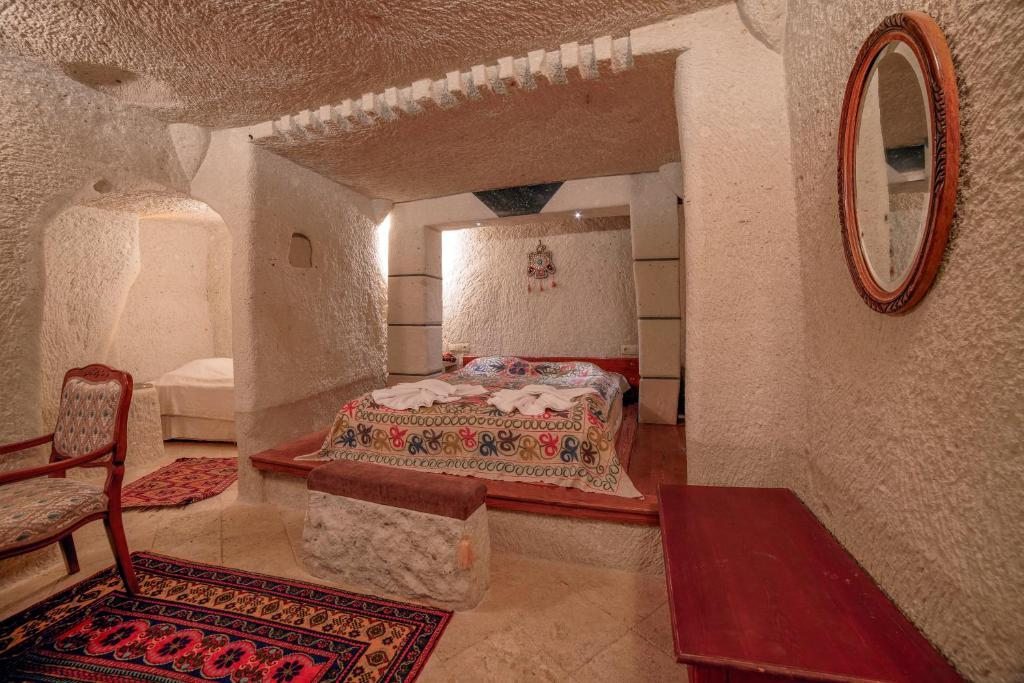 Трехместный (Трехместный номер в пещере), Local Cave House Hotel