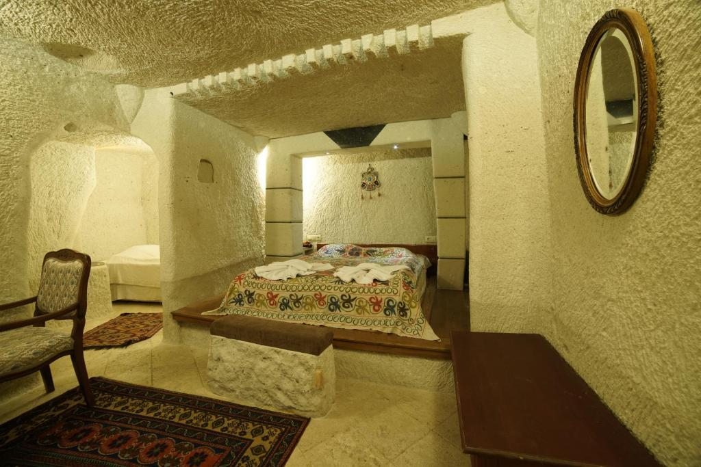 Трехместный (Трехместный номер в пещере), Local Cave House Hotel