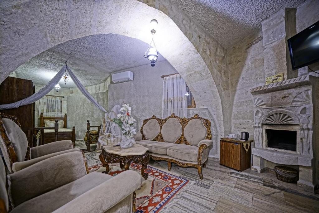 Трехместный (Номер Stone Arch) отеля Maccan Cave Hotel, Гереме