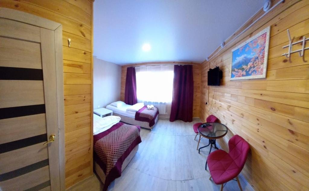 Двухместный (Двухместный номер с 2 отдельными кроватями и собственной ванной комнатой) отеля Гостиный Двор, Хужир