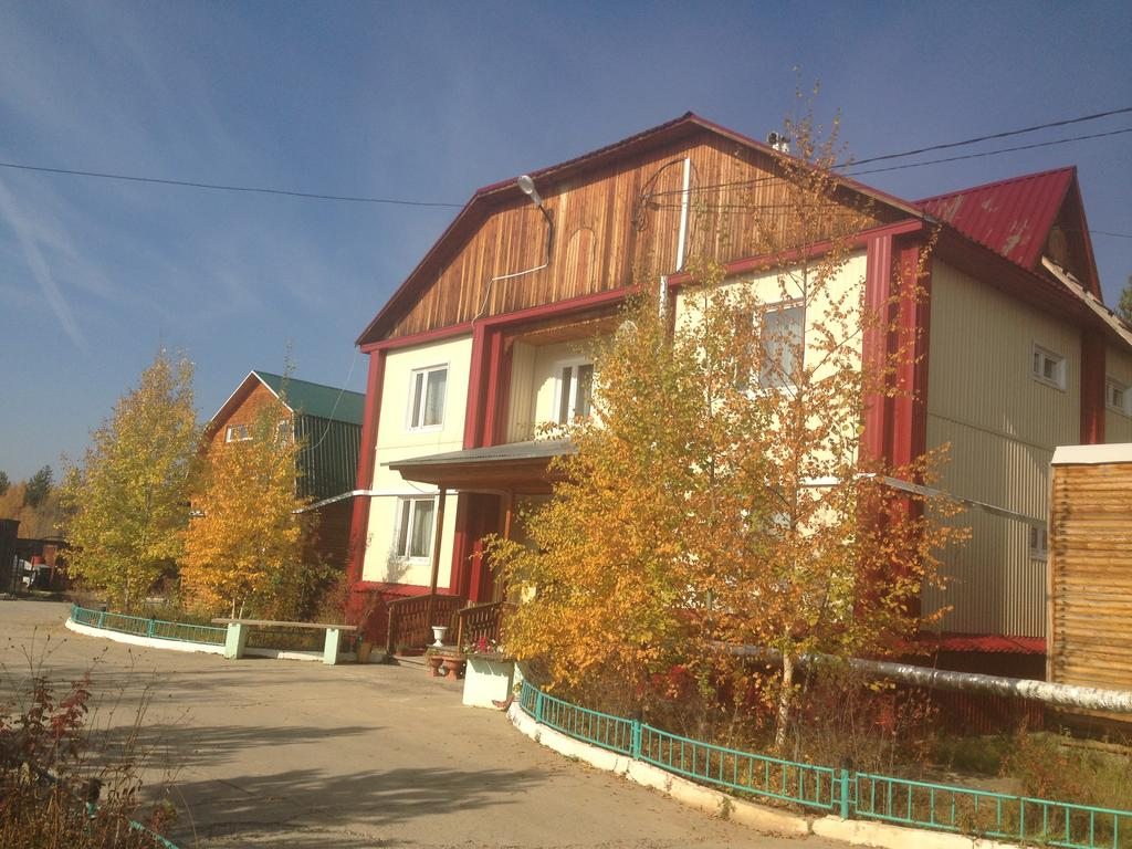 Двухместный (Двухместный номер Делюкс с 1 кроватью и балконом) мини-отеля Уют, Ленск, Республика Саха