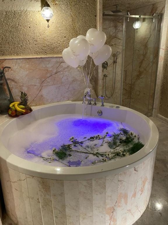 Сьюит (Суперлюкс с гидромассажной ванной) отеля Roma Cave Suite, Гереме