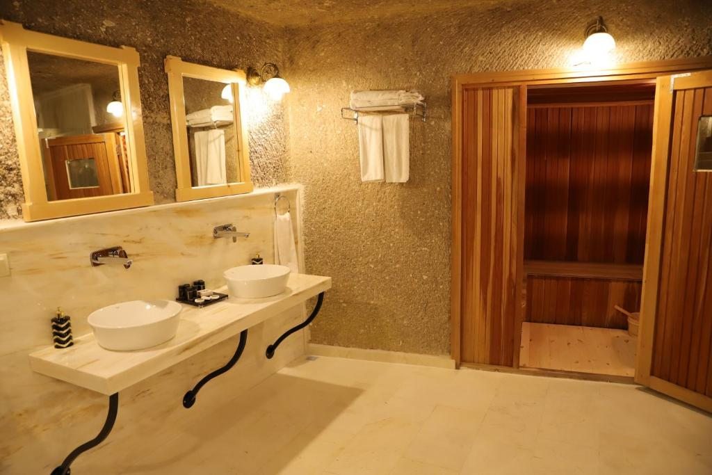Сьюит (Люкс с кроватью размера «king-size» и гидромассажной ванной) отеля Roma Cave Suite, Гереме