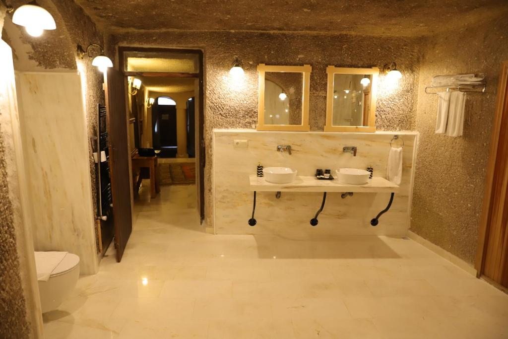 Сьюит (Люкс с кроватью размера «king-size» и гидромассажной ванной), Roma Cave Suite