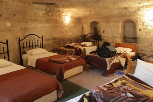 Номер (Кровать в общем 6-местном номере «Пещера» с общей ванной комнатой и туалетом) отеля Yasin's Place Cave Hotel, Гереме