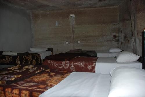 Номер (Кровать в общем 4-местном номере «Пещера» для женщин с общей ванной комнатой и туалетом) отеля Yasin's Place Cave Hotel, Гереме