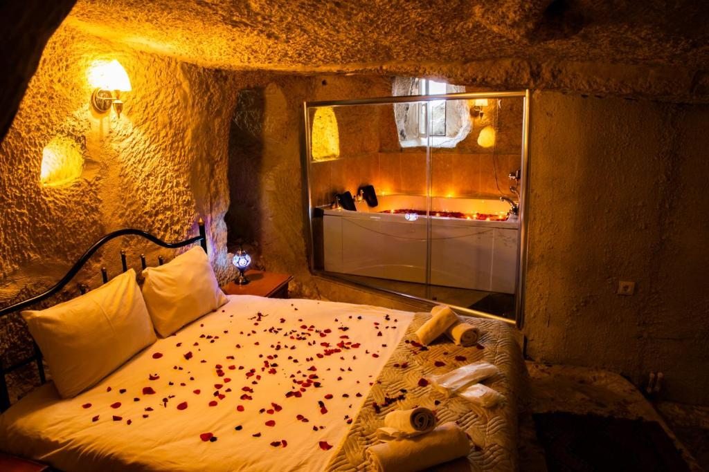 Сьюит (Люкс с кроватью размера «king-size» и гидромассажной ванной) отеля Yasin's Place Cave Hotel, Гереме