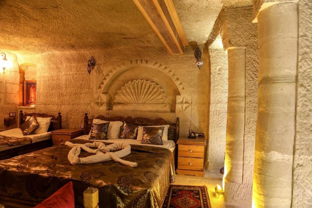 Трехместный (Суперлюкс «в пещере» (для 3 взрослых)) отеля Goreme Palace Cave Hotel, Гереме