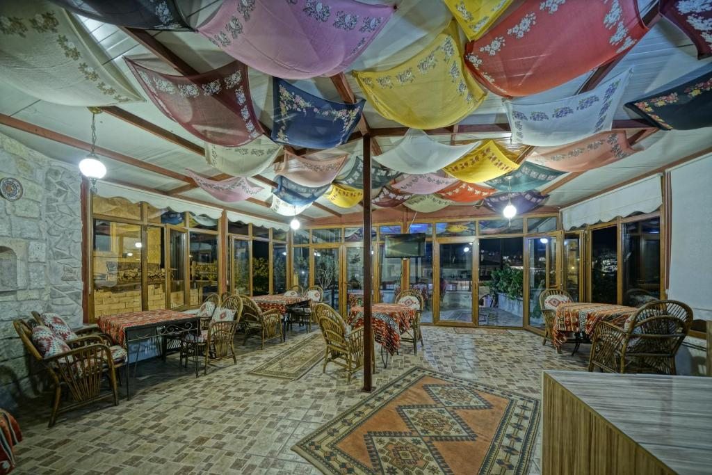 Четырехместный (Улучшенный номер Stone для 4 взрослых) отеля Göreme Guest House, Гереме