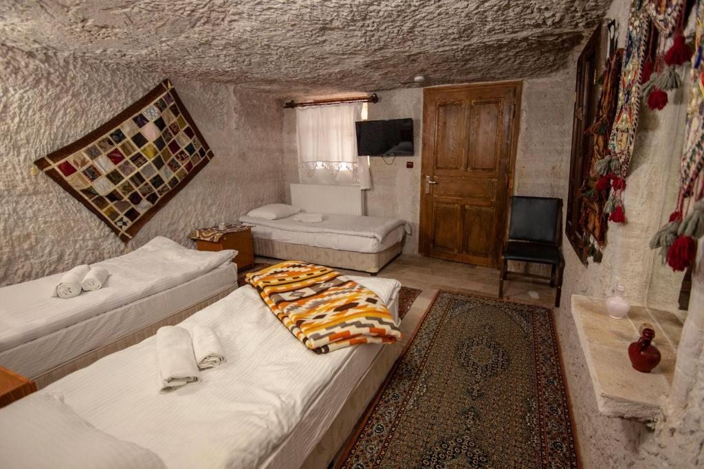 Трехместный (Трехместный номер с ванной комнатой) хостела Nirvana Cave Hotel, Гереме