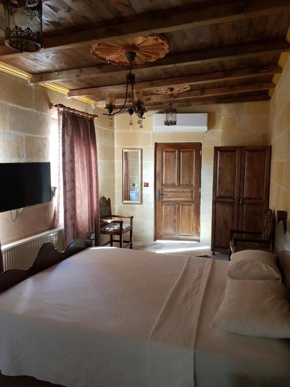 Двухместный (Каменный двухместный номер Делюкс с 1 кроватью) отеля Vineyard Cave Hotel, Гереме