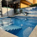 К вашим услуга бассейн в шаговой доступности.