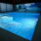 К вашим услуга бассейн в шаговой доступности.