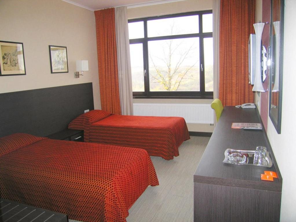 Двухместный (Двухместный номер с 2 отдельными кроватями и видом на горы) отеля Парк Яхрома