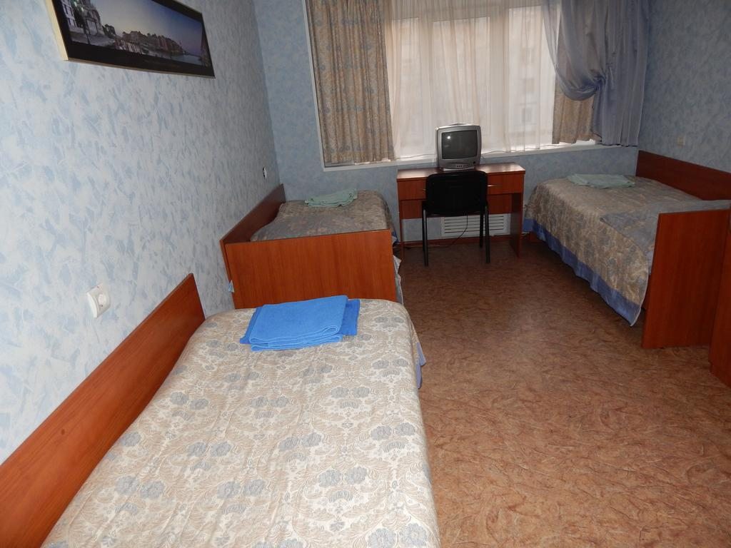 Трехместный (Трехместный номер с душем) гостиницы Кама, Краснокамск