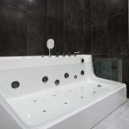 Люкс (Студия с гидромассажной ванной), Отель Winewood Moscow